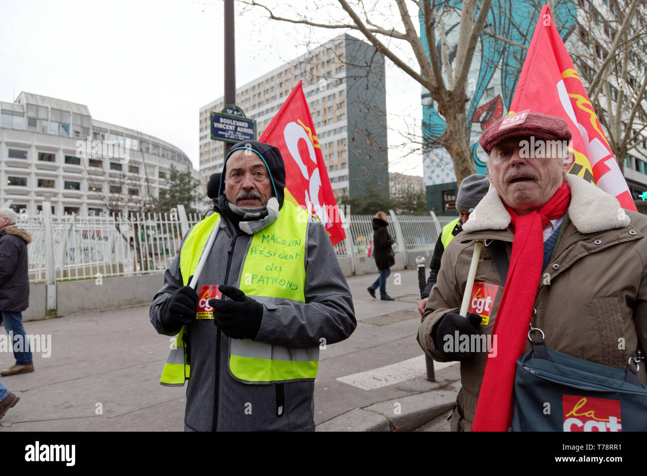 Miles de pensionistas demostrada a partir de la Place d'Italie y hacia el Ministerio de Hacienda. Crédito: Vronique Phitoussi/Alamy Stock Photo Foto de stock