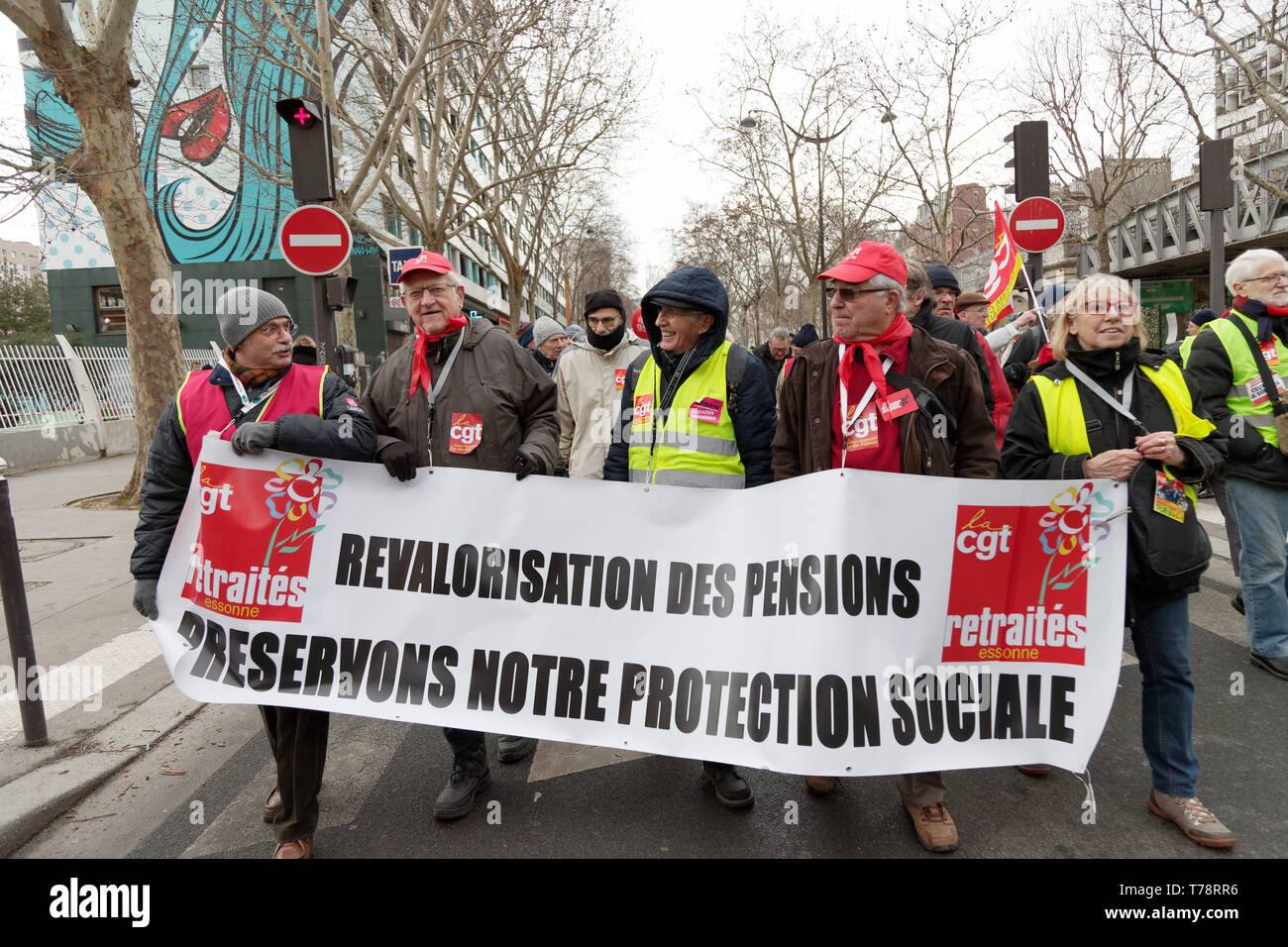 Miles de pensionistas demostrada a partir de la Place d'Italie y hacia el Ministerio de Hacienda. Crédito: Vronique Phitoussi/Alamy Stock Photo Foto de stock
