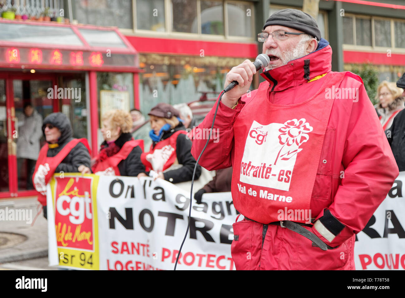 Miles de pensionistas demostrada a partir de la Place d'Italie y hacia el Ministerio de Hacienda. Crédito: Vronique Phitoussi/Alamy Stock Photo Foto de stock