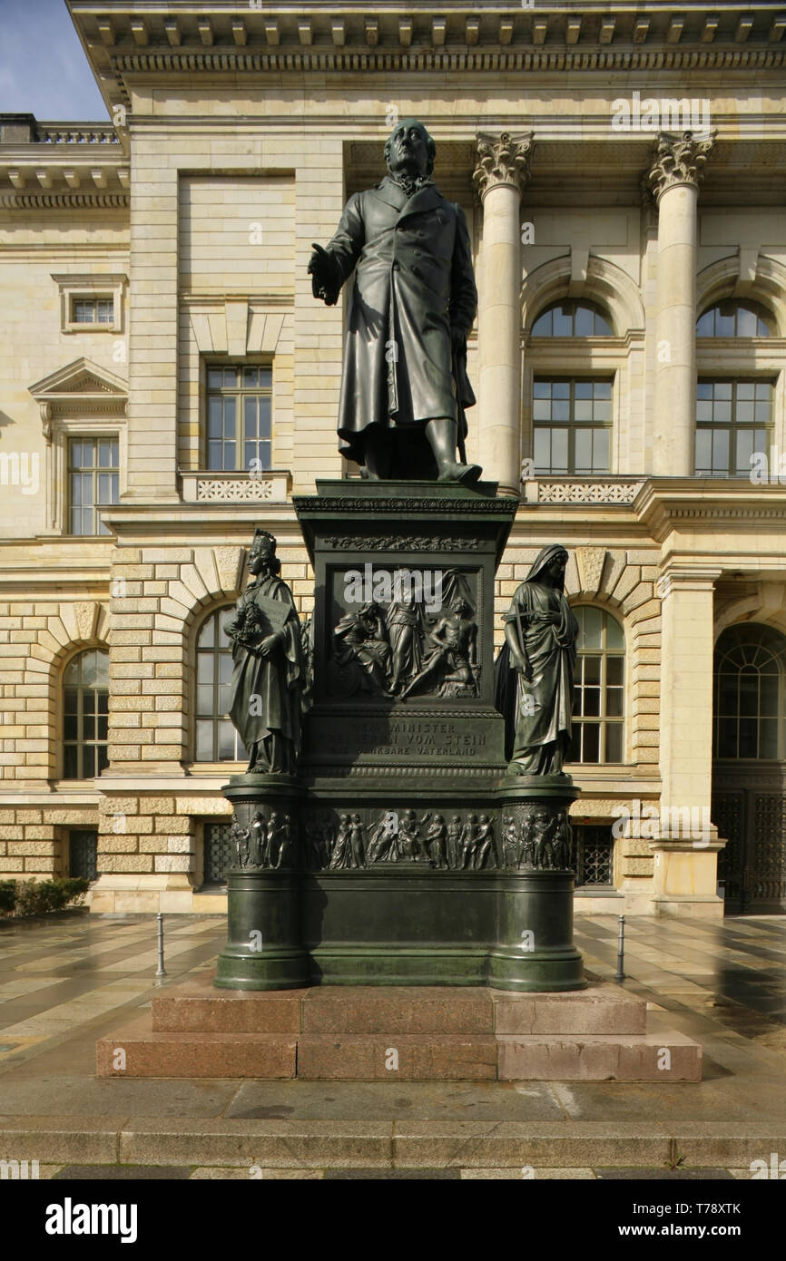 Estatua de Heinrich Friedrich Karl vom und zum Stein en la Abgeordnetenhaus de Berlín, Alemania: el estado edificio del Parlamento (Landtag). Foto de stock