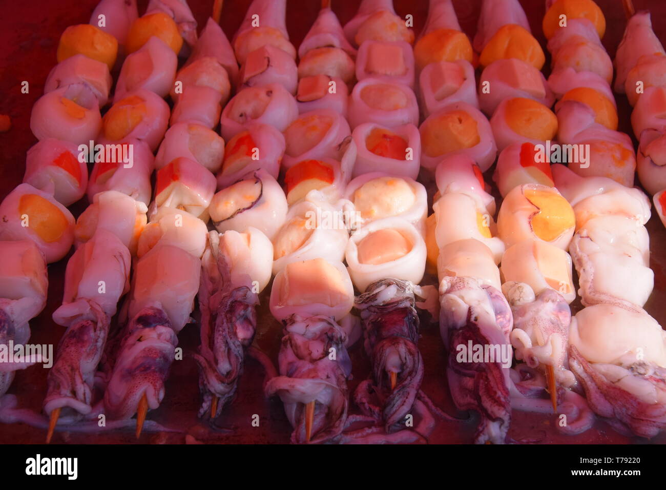 Calamar a la parrilla combinada con salchichas, festival de comida, tendencias en Java Central, Indonesia, antes del mes de ayuno 1440H en la actualidad Foto de stock