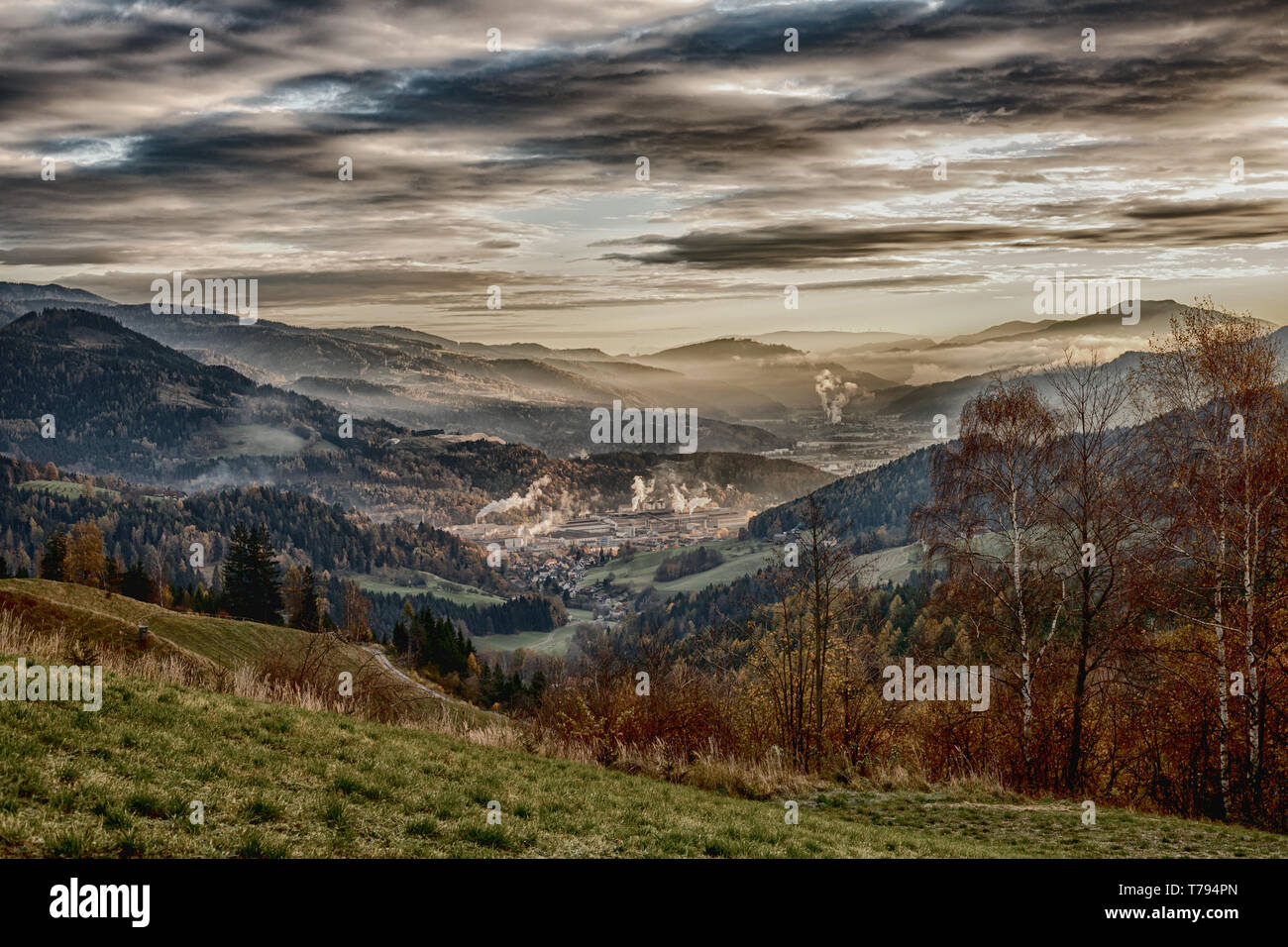 Amanecer en los Alpes austríacos, brillando en un dormitorio y místico Valle de nubes en Estiria HDR Foto de stock