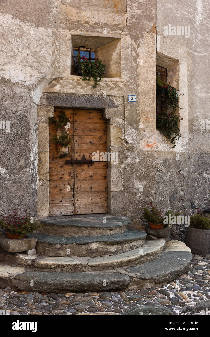 Combo: porta en legno di Antica casa. [ENG] Combo: Casa antigua puerta de madera. Foto de stock