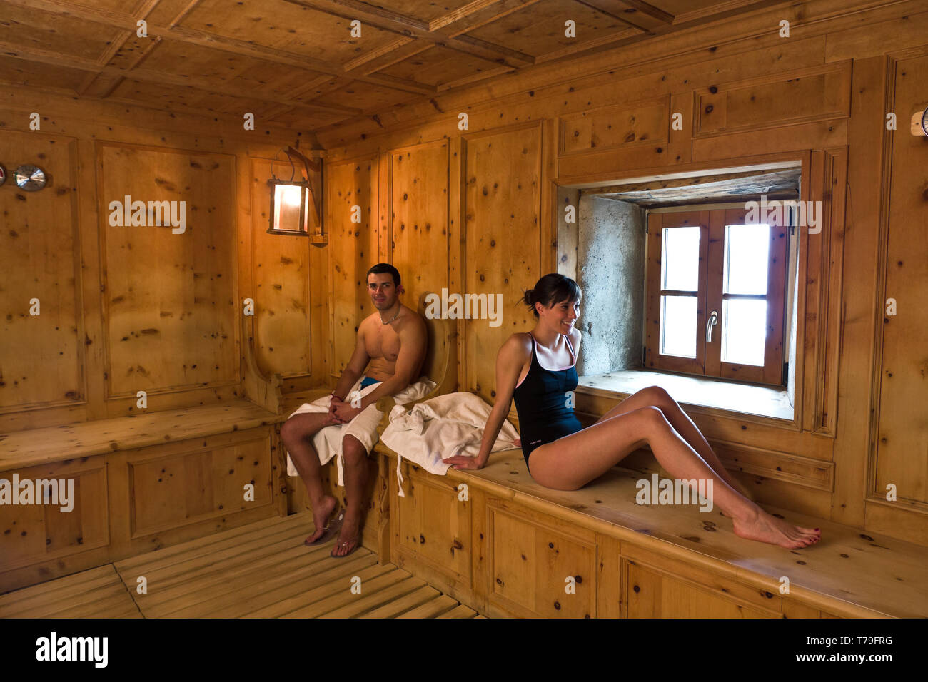 Bormio, Terme, Stabilimento 'Bagni Vecchi': ospiti nella sauna. [ENG] Bormio, Spa, los baños termales "Bagni Vecchi": un par de huéspedes en el saun Foto de stock
