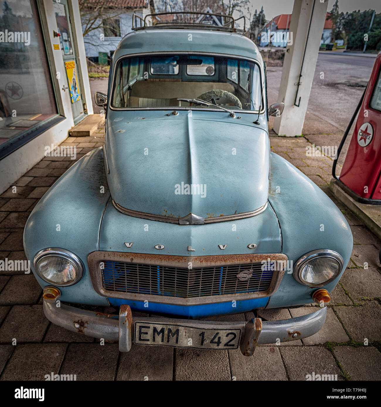 MORARO, Suecia - Marzo 23, 2019: Volvo vehículo retro van en un garaje en Morarp retro, Suecia. Foto de stock