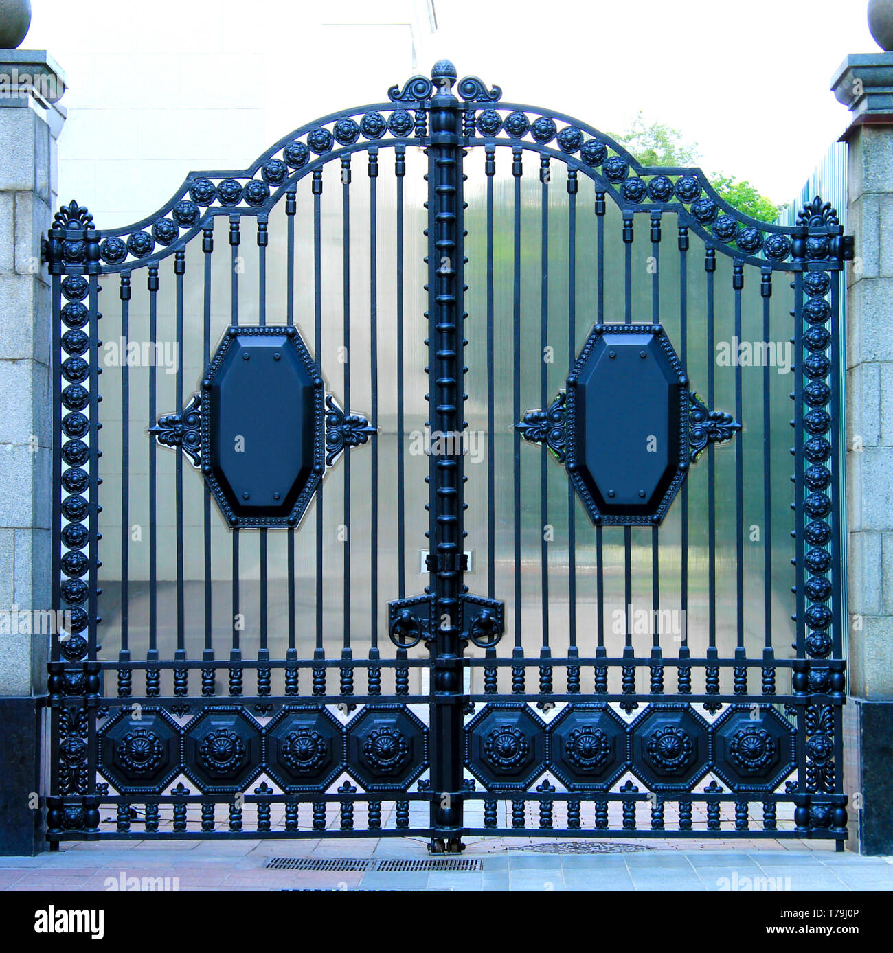 Hermoso azul automática clásica decorativas puertas de metal. Puertas de hierro forjado hechas de metal fundido. Decoración de la valla y la entrada de la casa. Foto de stock