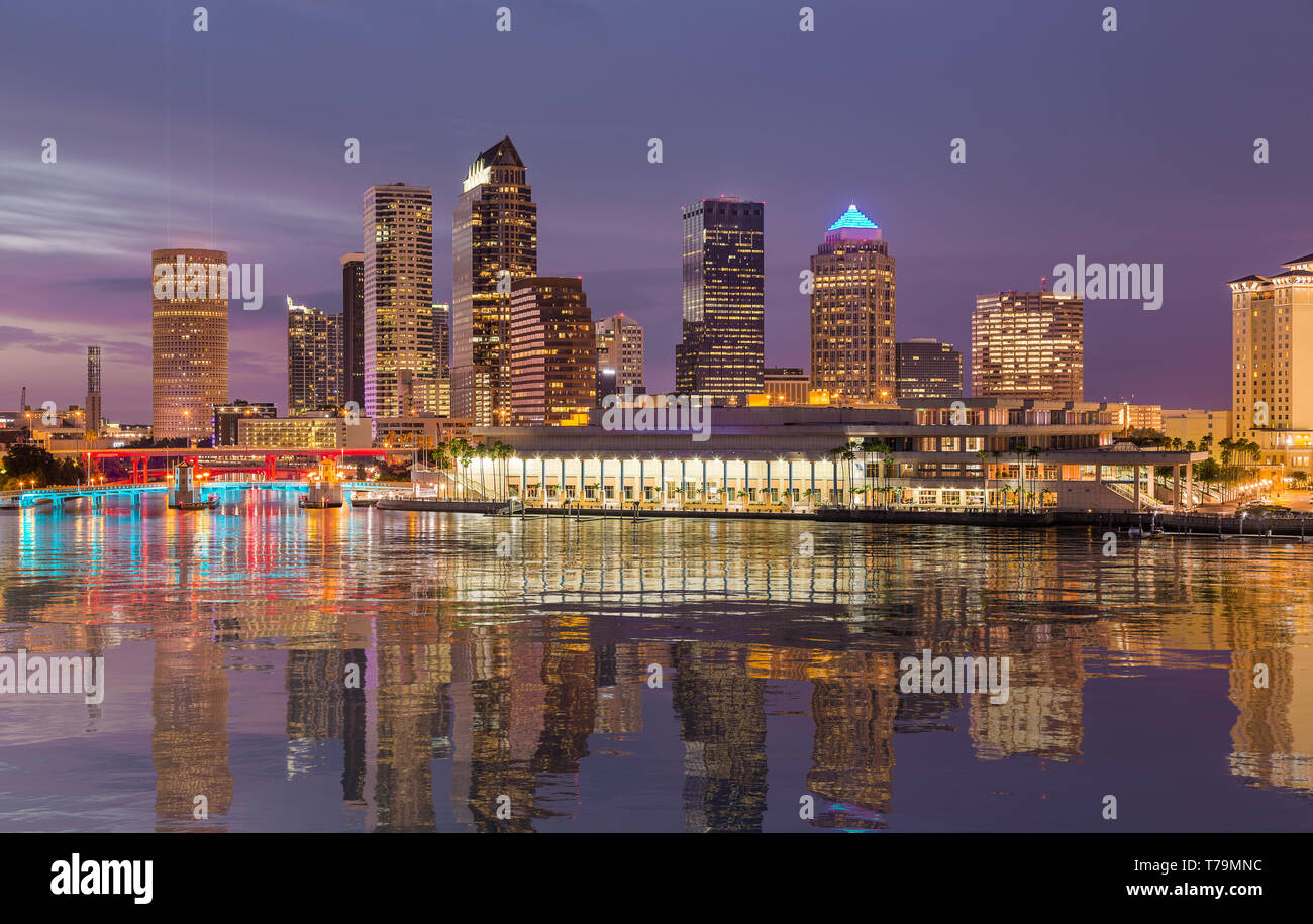 El horizonte de la ciudad de Tampa, Florida al atardecer reflejado en una superficie de agua artificiales para crear imagen elocuente del paisaje urbano Foto de stock