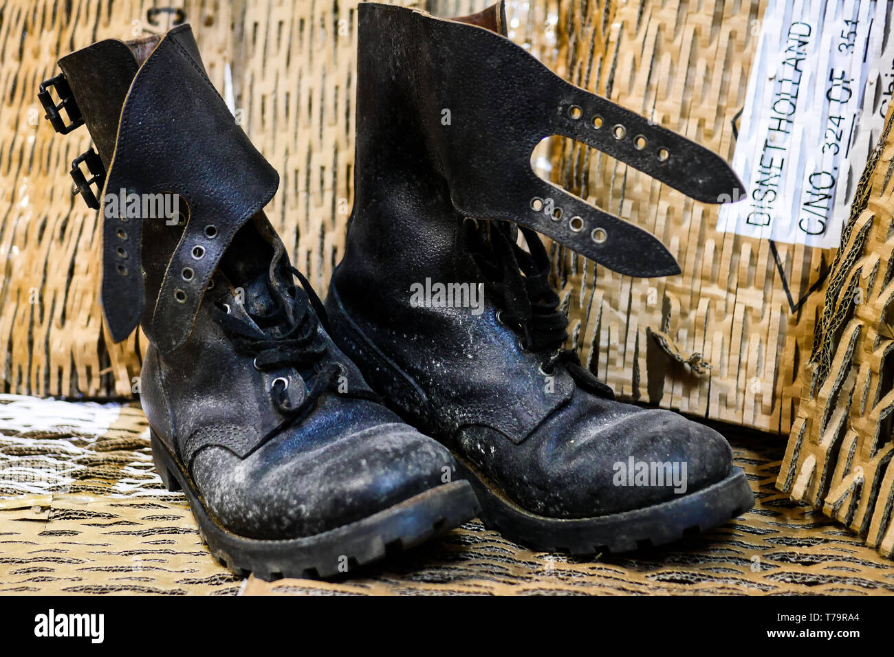 Un par de Rangers sucio, botas militares franceses, Lyon, Francia  Fotografía de stock - Alamy
