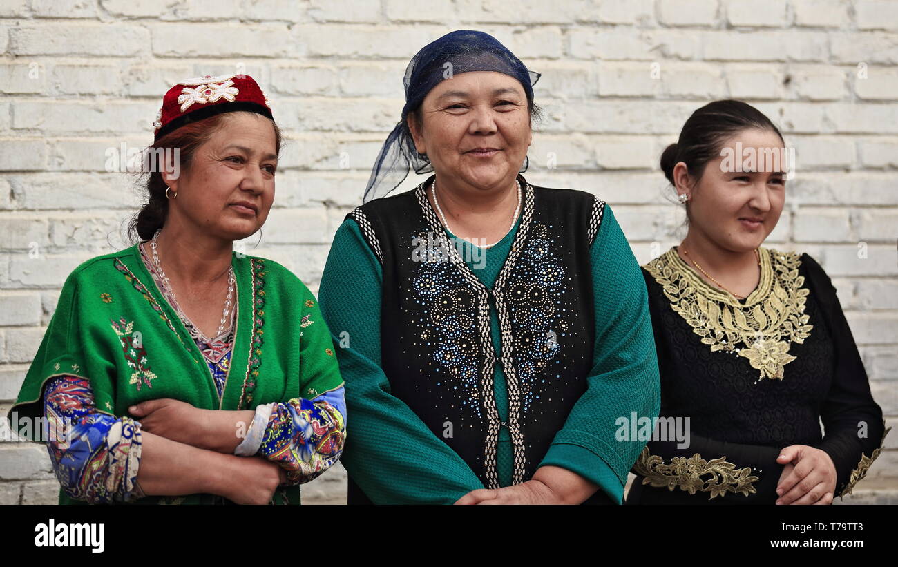 Tres Uygures Vestidos Con Atuendo Tradicional Hotan Xinjiang China