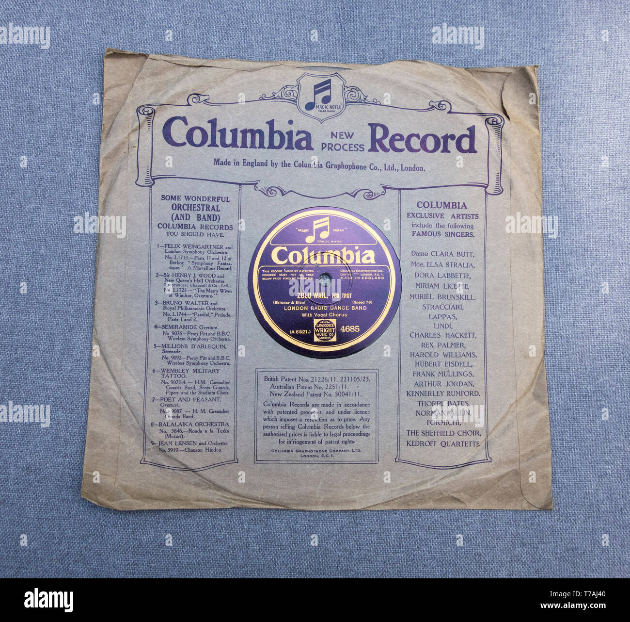 Columbia Gramophone compañía discográfica con pared Zulu, fox trot con la  London Radio banda de baile en un viejo disco de 78 revoluciones por minuto  Fotografía de stock - Alamy