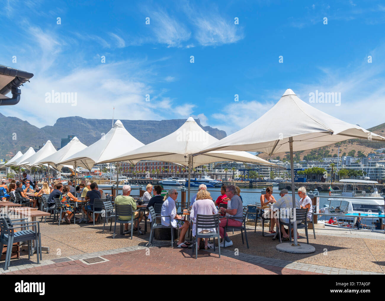 Restaurante en el V&A Waterfront con la montaña de la Mesa en el fondo, Ciudad del Cabo, Western Cape, Sudáfrica Foto de stock