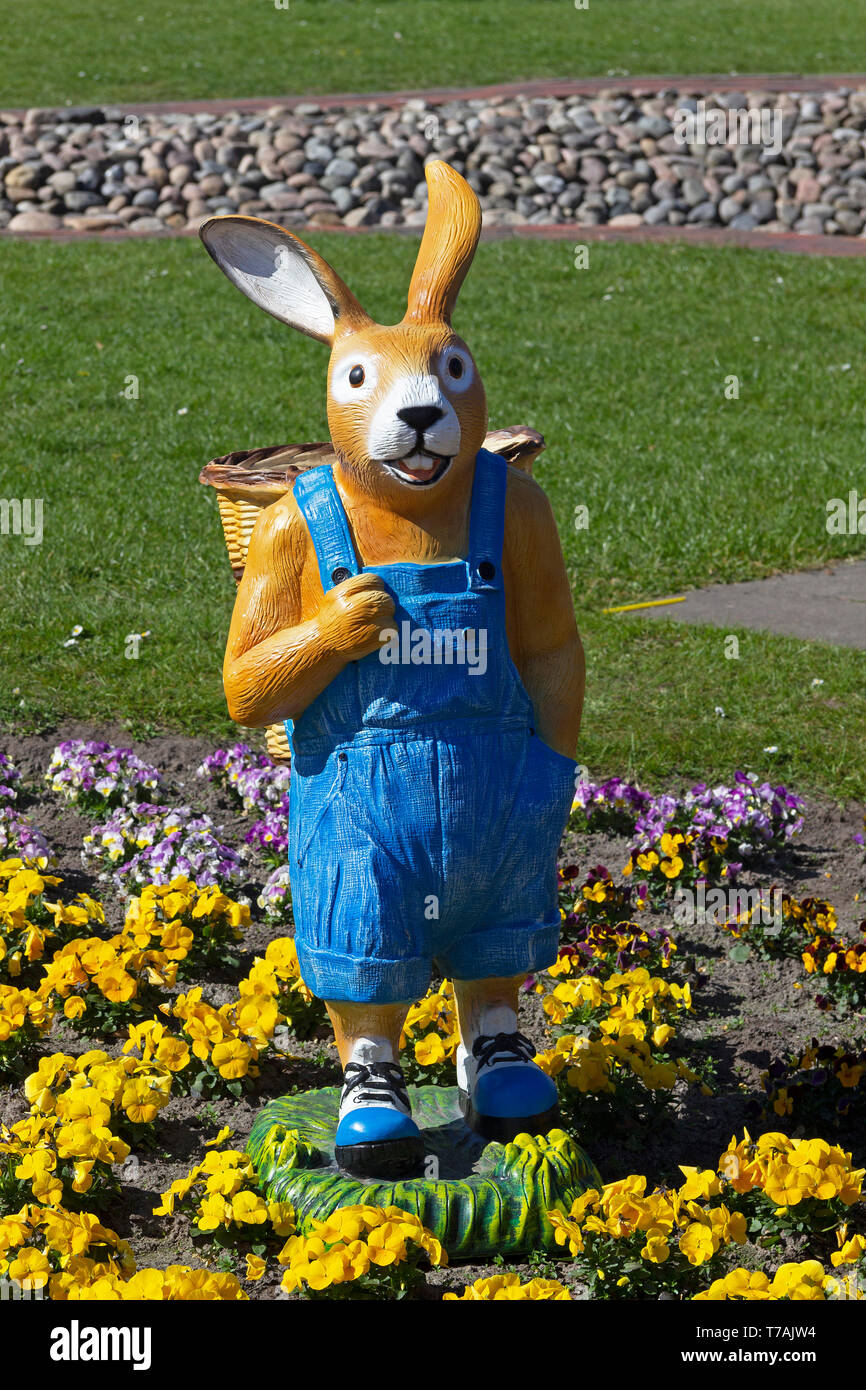 Conejito de Pascua en el parque, Horumersiel, Wangerland, Baja Sajonia, Alemania Foto de stock