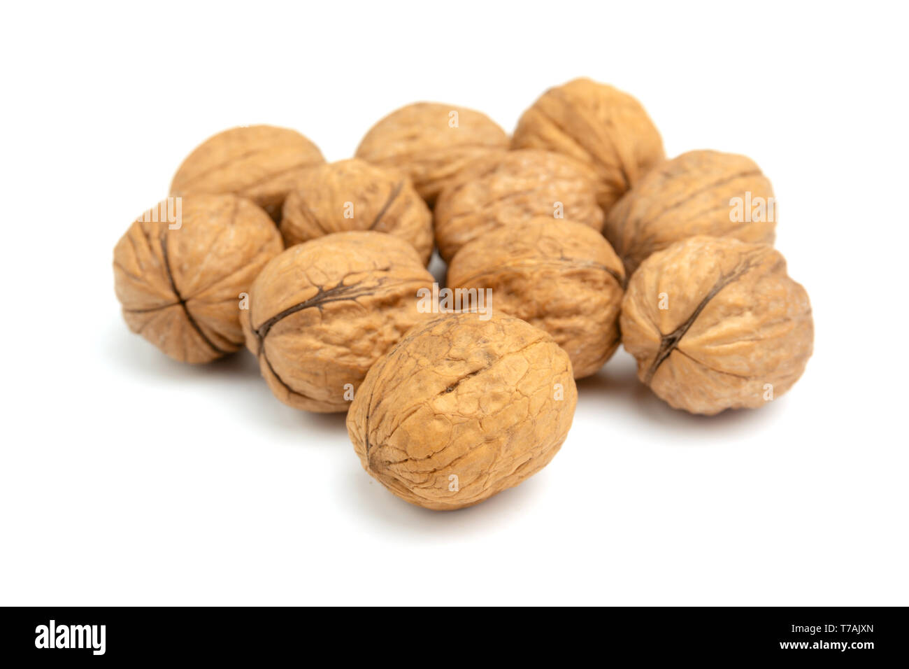 Close-up de nueces frescas aislado sobre fondo blanco. Tuercas saludable con los ácidos grasos omega 3 y antioxidantes para una piel hermosa y vida sana. Foto de stock
