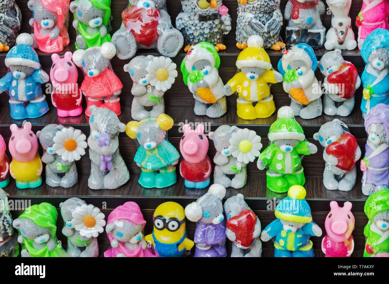Vista de un conjunto de jabón casero para los niños en forma divertida de  figuras de diversos animales y personajes de ficción Fotografía de stock -  Alamy