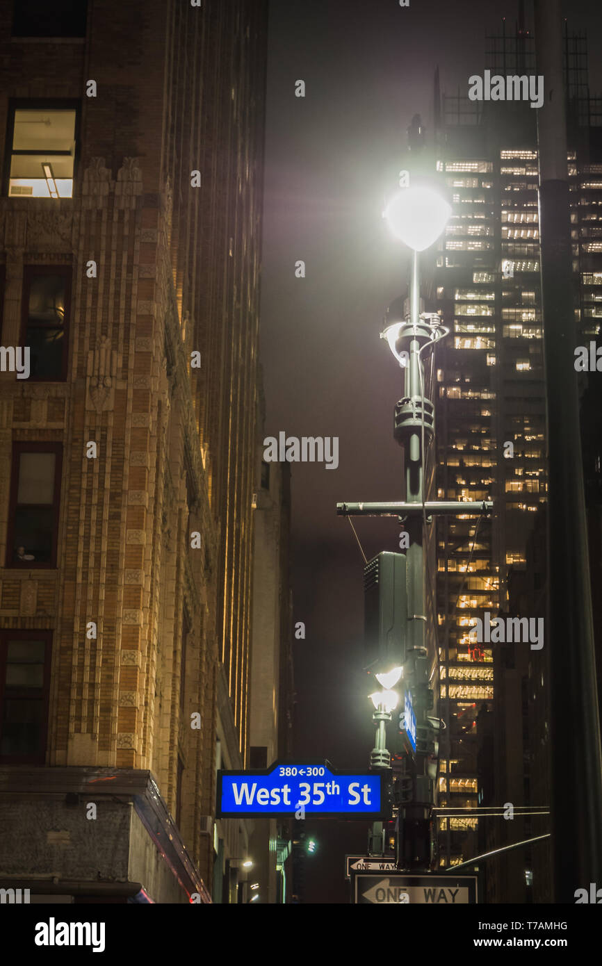 Nueva York, Estados Unidos - 22 de febrero de 2018: Nueva York en la noche en la calle 37th West Foto de stock