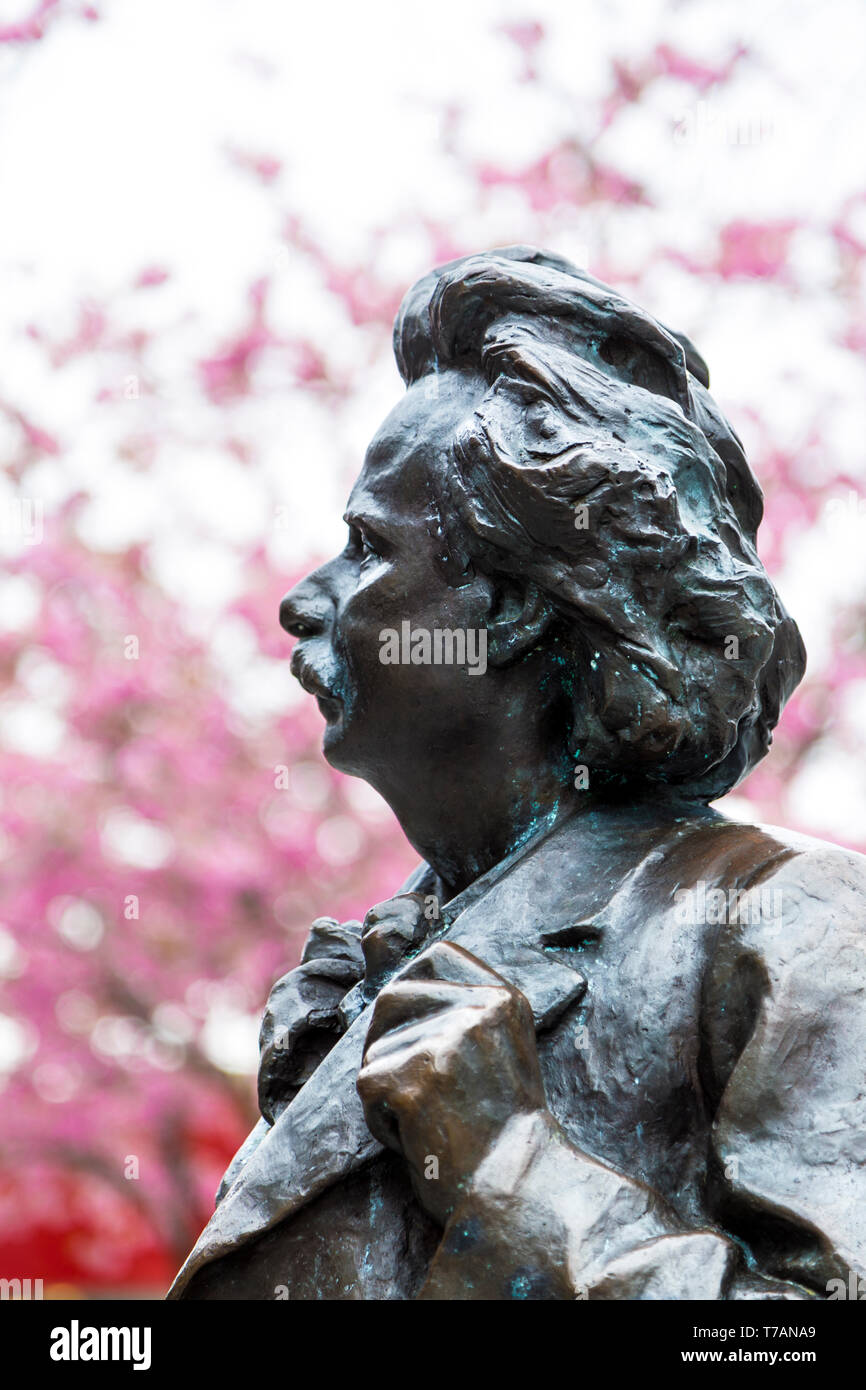 Escultura del famoso compositor noruego Edvard Grieg cerca Grieg Hall en Bergen, Noruega Foto de stock