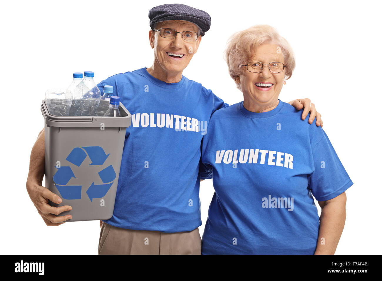 Los voluntarios mayores con una papelera de reciclaje de botellas de plástico aislado sobre fondo blanco. Foto de stock