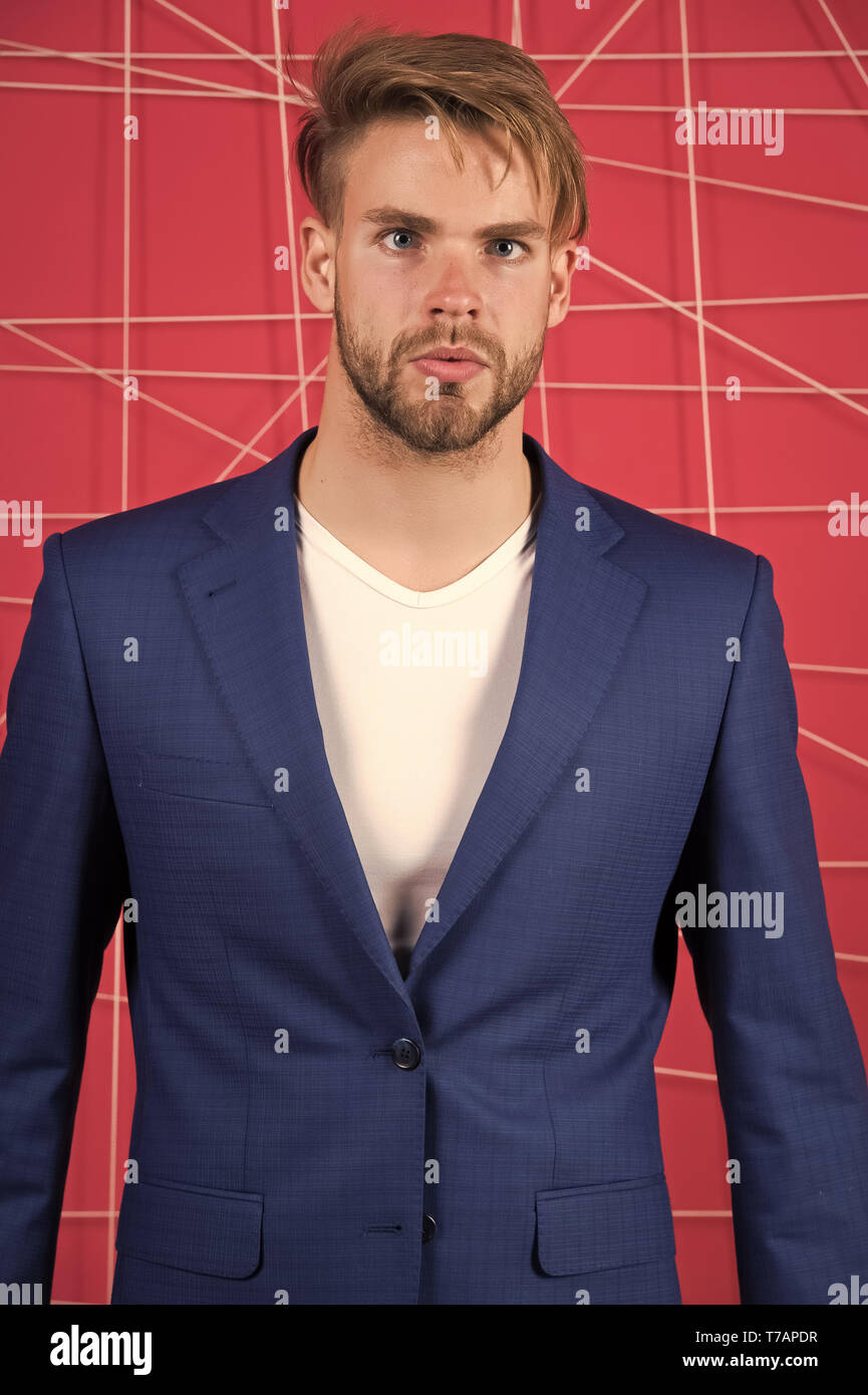 Ropa y vestuario elegante concepto. Hombre o empresario desgaste clásico  traje azul oscuro. La moda masculina. Hombre ropa formal parece guapo y  seguro. Indumentaria adecuada influencia reputación en la sociedad  Fotografía de