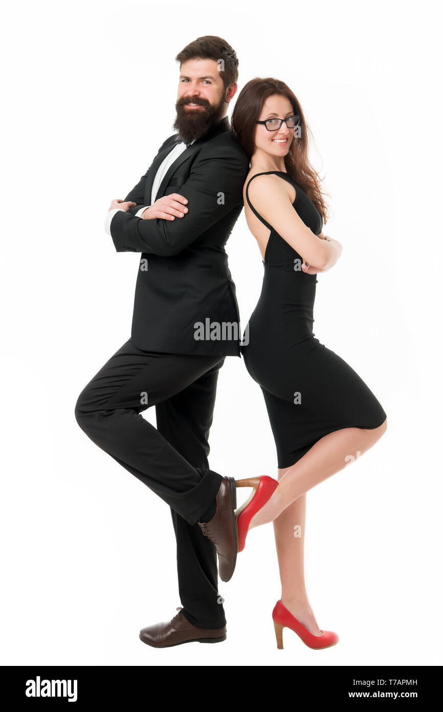 Esta es nuestra noche. Las parejas lista de cuchara. Pareja romántica vestir ropa formal. Hombre y mujer elegante vestido listo para salir por noche. Celebrar el aniversario. Seguro par ir a