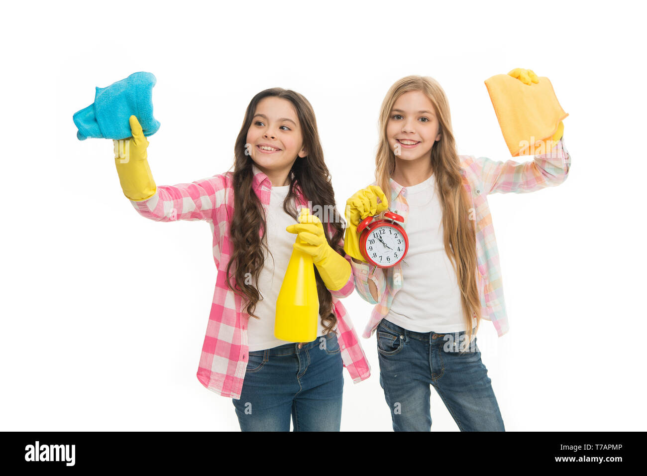 Las tareas del hogar. Las niñas con guantes goma listos para la limpieza. La educación informal. Las niñas niños limpieza conforme a derecho. de comprobación de limpieza. Limpieza de niños