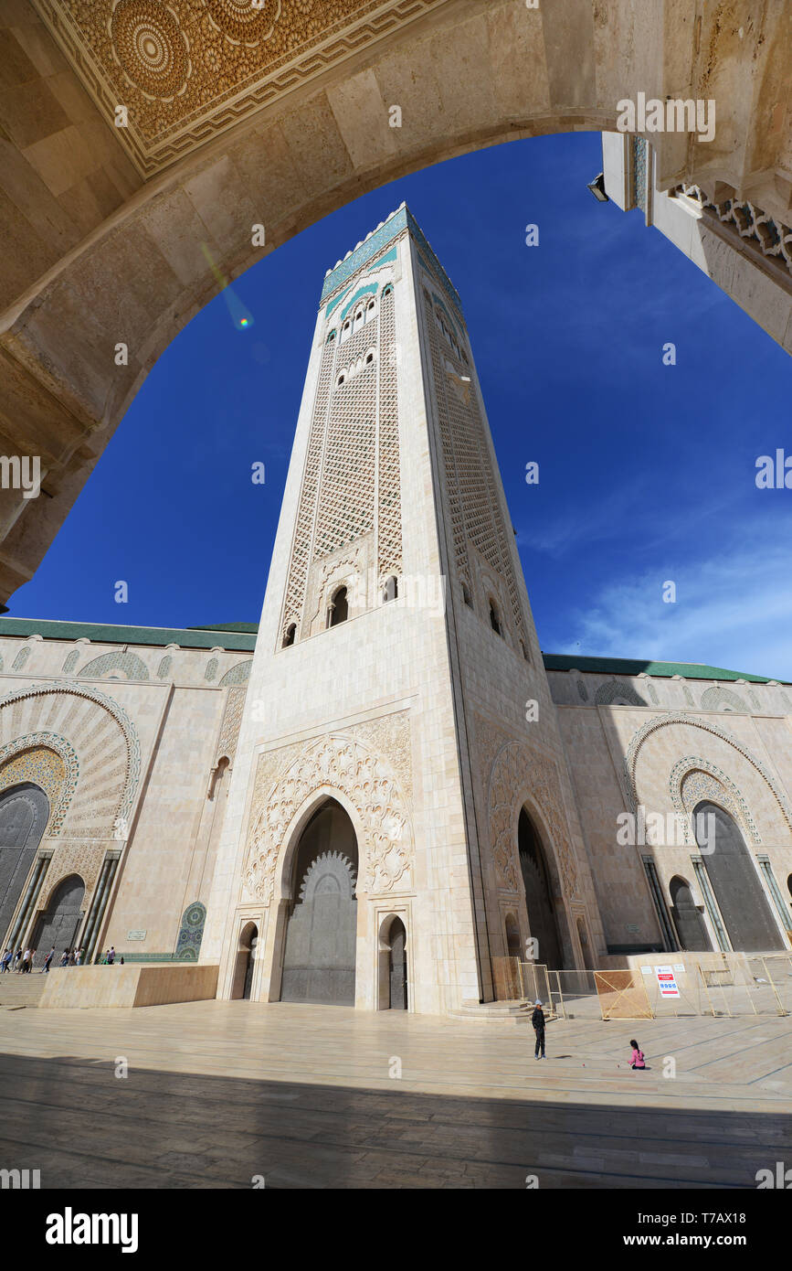 El minarete de la mezquita de Hassan II es el minarete más alto del mundo. Foto de stock