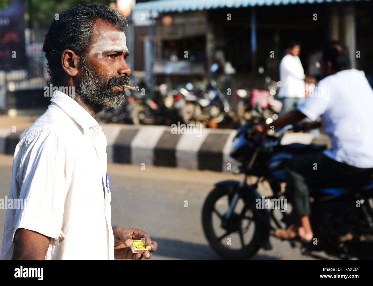 Un hombre Tamil fumar un Beedi - un cigarrillo tradicional de Asia meridional. Foto de stock