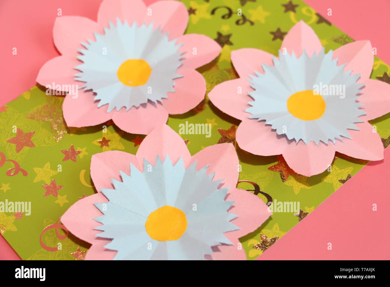 Flores de papel. Manualidades para mamá. Festival de la primavera. Flores de  papel bebé Fotografía de stock - Alamy