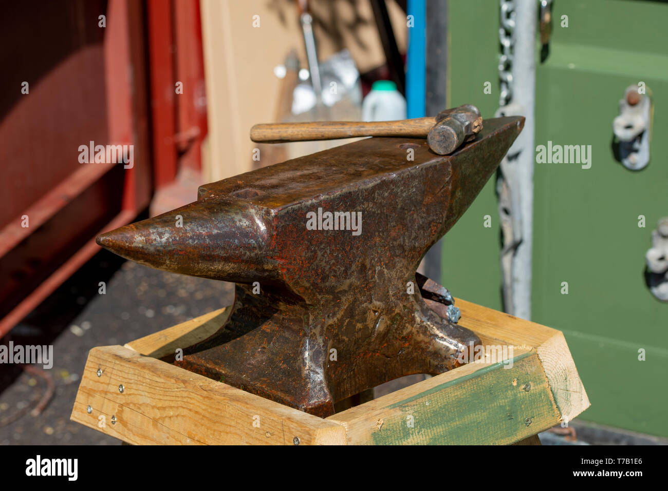 Antiguo yunque y martillo listo para herrero Foto de stock