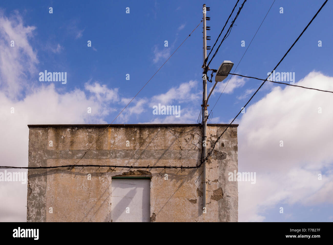 Cables en la fachada de una casa fotografías e imágenes de alta resolución  - Alamy