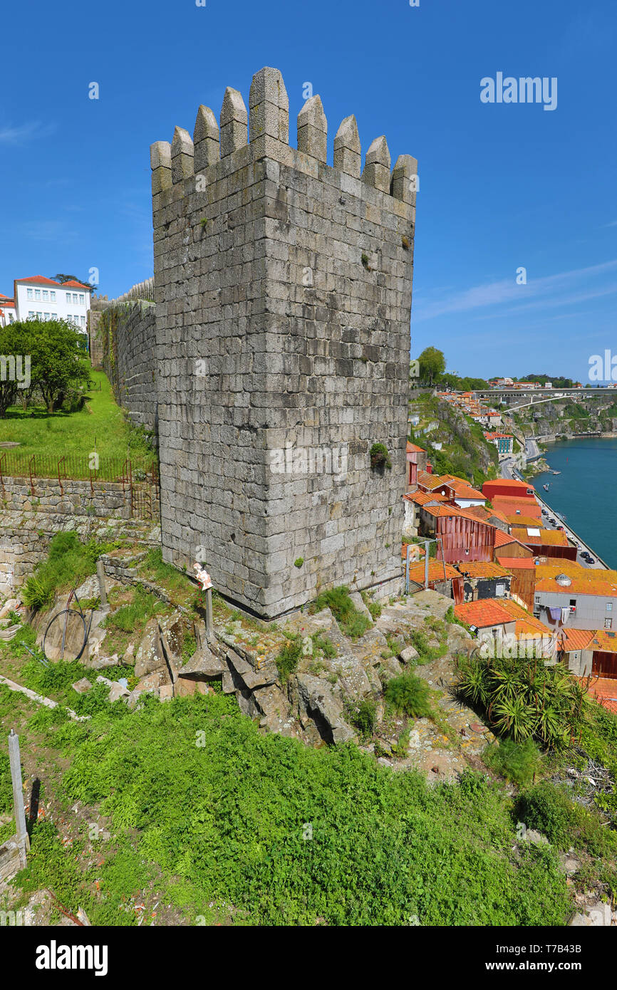 Torre y murallas de la ciudad Fernando Paredes, Porto, Portugal Foto de stock