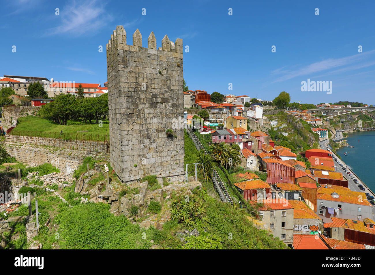 Torre y murallas de la ciudad Fernando Paredes, Porto, Portugal Foto de stock