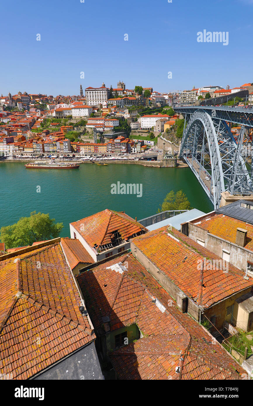 El Dom Luis I arco metálico de puente sobre el río Duero y el horizonte de la ciudad de Oporto, Portugal Foto de stock