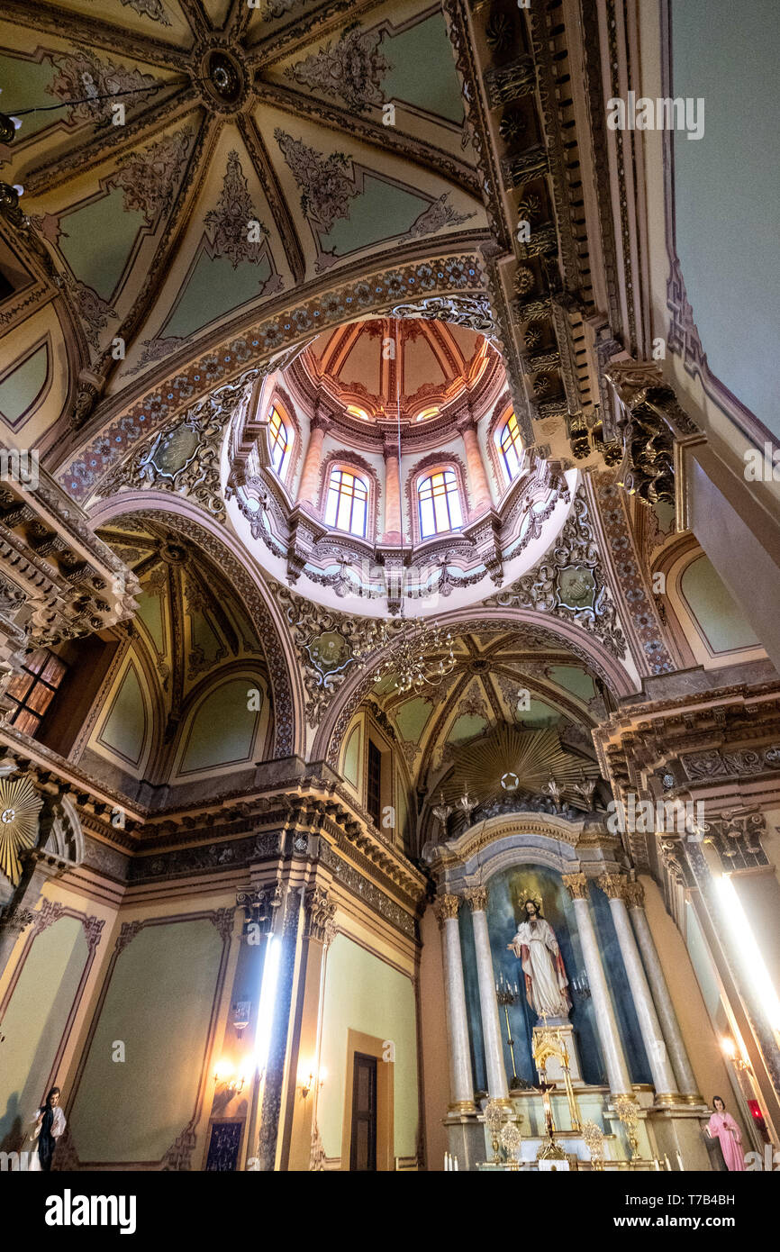 El interior barroco del Templo del Sagrado Corazón de Jesús o el Templo de la iglesia del Sagrado Corazón en Jalostotitlan, Jalisco, México. Foto de stock