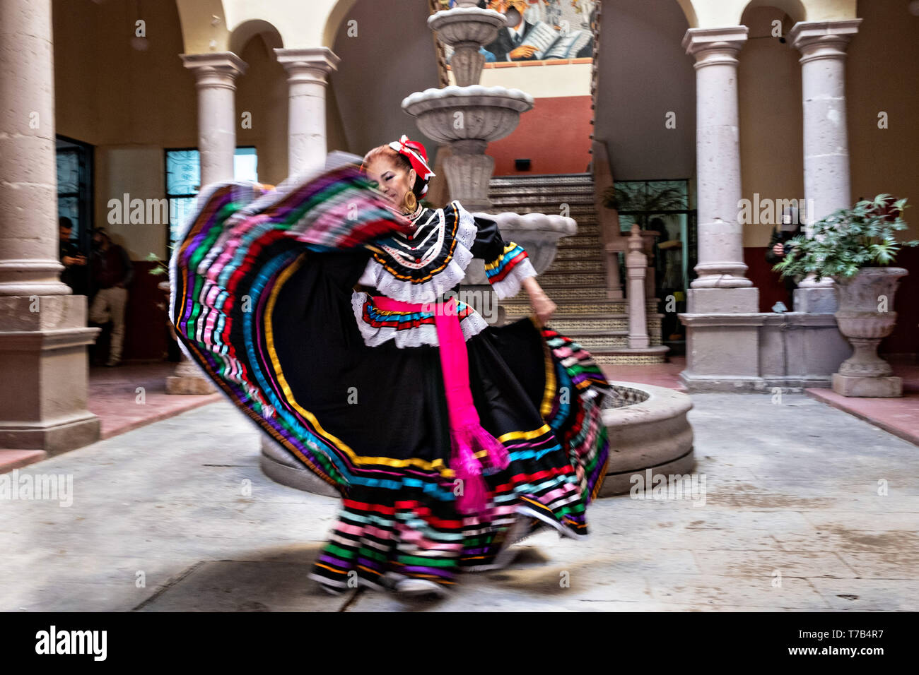 Jalisco dress fotografías e imágenes de alta resolución - Página 3 - Alamy