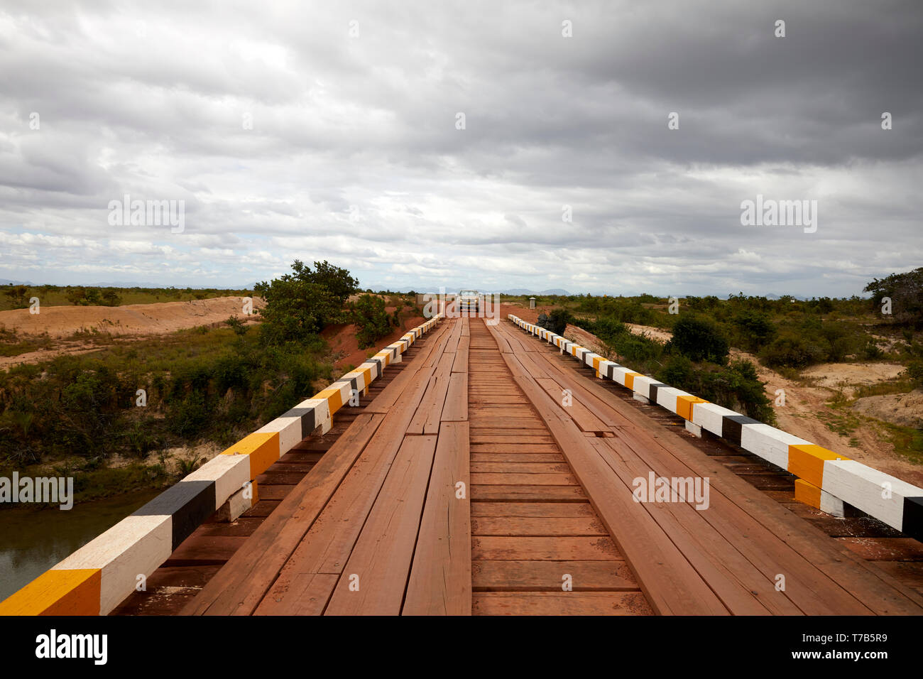 Coche cruzando un puente del río Pirara cerca de Lethe en Guyana América del Sur Foto de stock