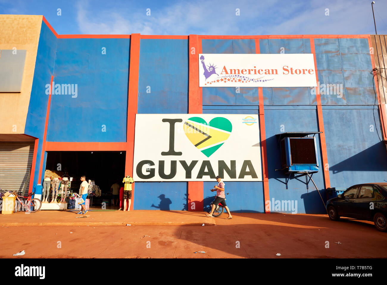 Me encanta Guyana signo delante del almacén americano en Rupununi Road en Lethem Guyana América del Sur Foto de stock