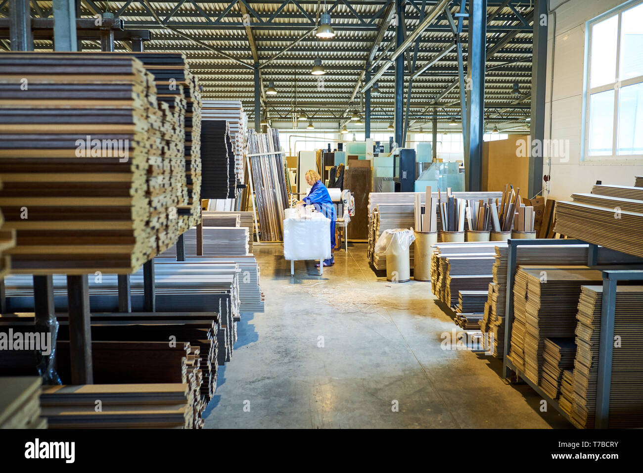 Almacén con blancos, piezas de madera, producción de puertas interiores 4k  Fotografía de stock - Alamy