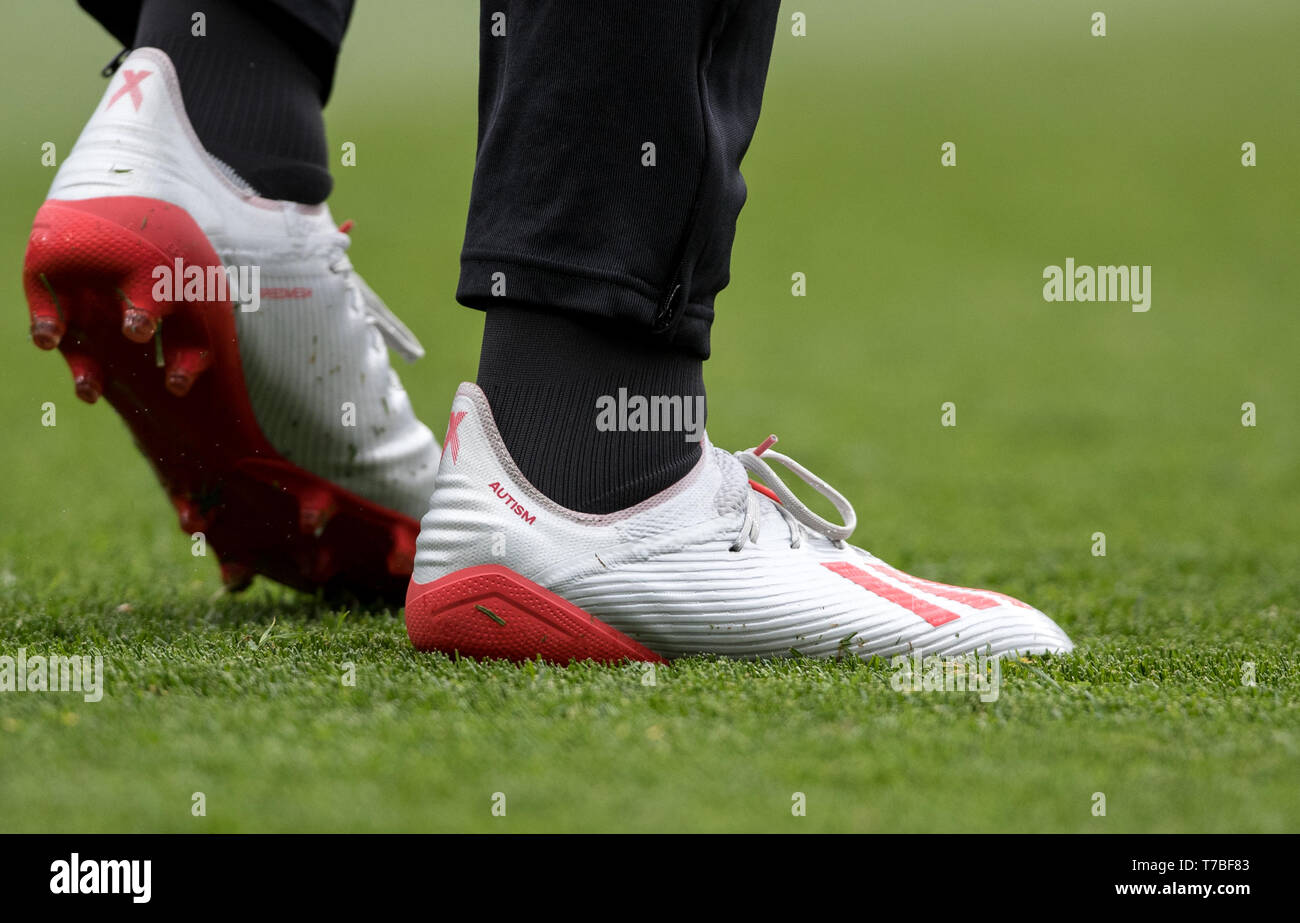 Londres, Reino Unido. El 05 de mayo, 2019. Las botas de fútbol de adidas X  Troy Deeney de Watford mostrando el autismo durante la Premier League entre  el Chelsea y el Watford