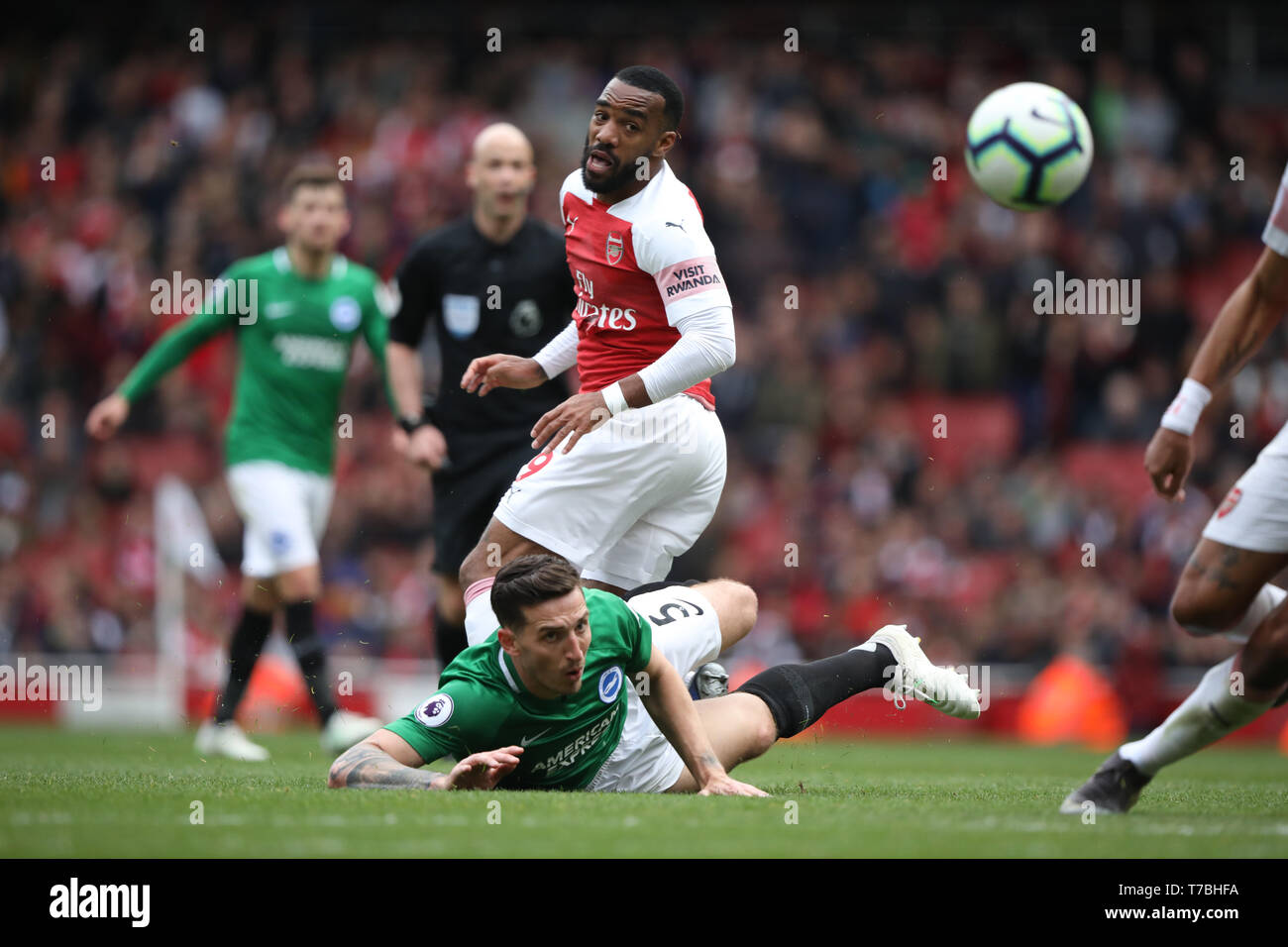 Londres, Reino Unido. El 05 de mayo, 2019. Alexandre Lacazette (A) Lewis Dunk (B&HA) en el Arsenal v Brighton y Hove Albion partido de fútbol de la Liga Premier inglesa en el estadio Emirates Stadium, de Londres, Reino Unido el 5 de mayo de 2019. **Sólo para uso editorial, se necesita licencia para uso comercial. No utilizar en apuestas, juegos o un solo club/Liga/player publicaciones** Crédito: Paul Marriott/Alamy Live News Foto de stock