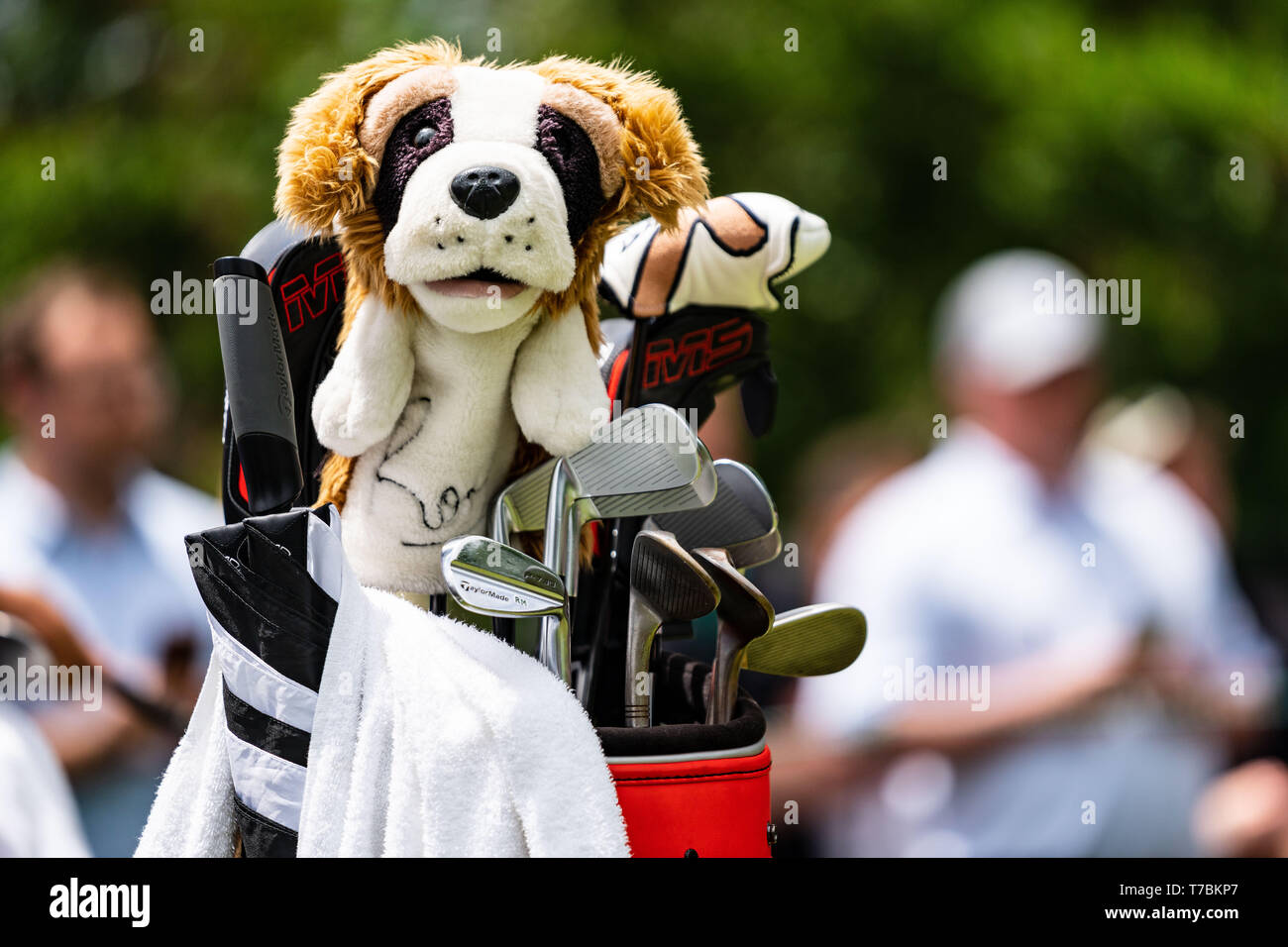 Charlotte, NC, EE.UU.. 5 de mayo de 2019. Rory McIlroy los clubes de golf y  de peluche perro durante el PGA Tour Wells Fargo Championship el domingo 5  de mayo, 2019 at