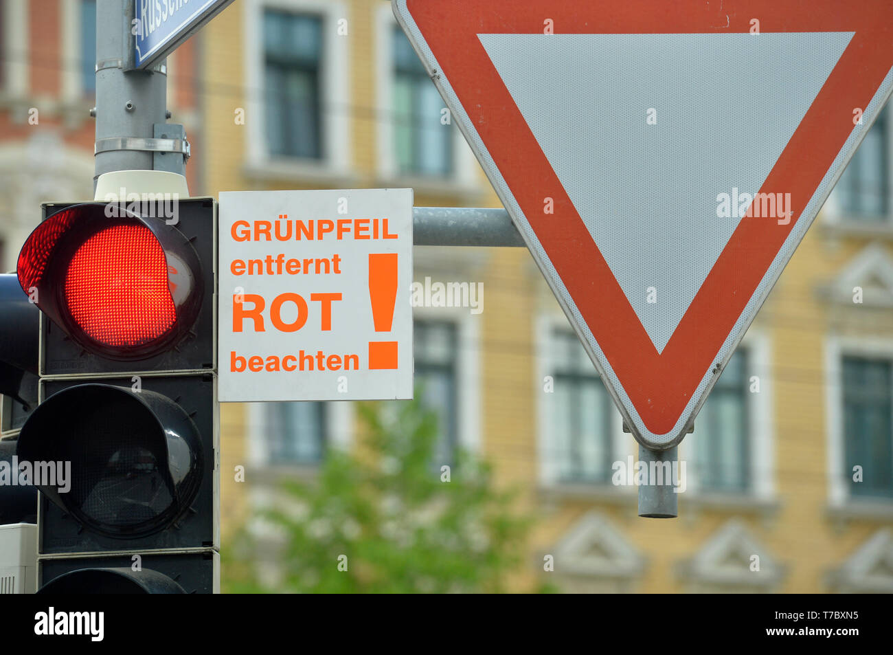 Leipzig, Alemania. 28 abr, 2019. 'Flecha Verde lejos nota roja' está en un semáforo en la Prager Straße en Leipzig. La flecha verde, que no se enciende, hace posible que gire a la derecha en el cruce en rojo, mientras que la observación de las reglas de derecho de paso. Crédito: Volkmar Heinz/dpa-Zentralbild/ZB/dpa/Alamy Live News Foto de stock
