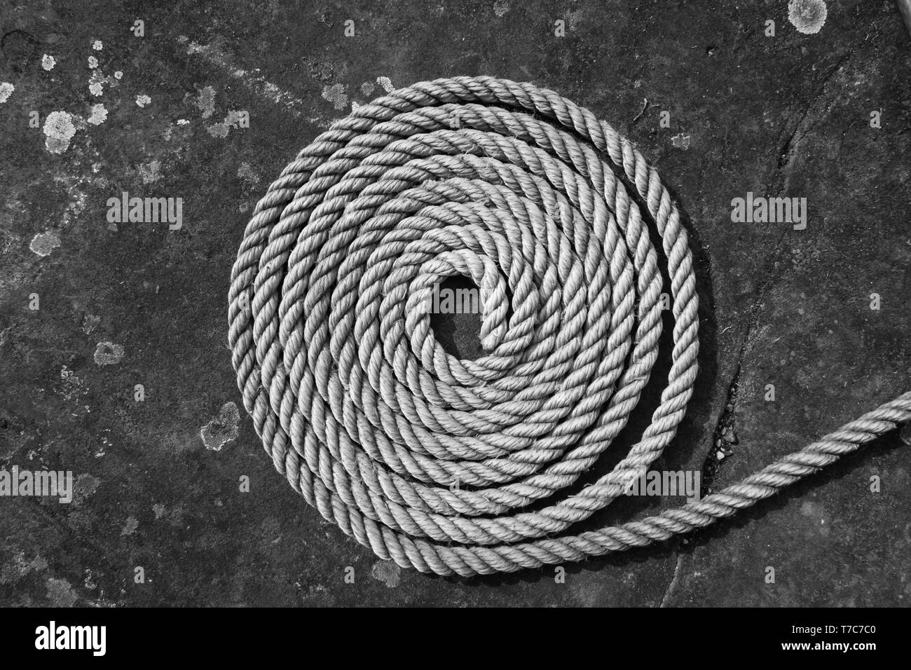 Espiral de cuerda negra Fotografía de stock - Alamy