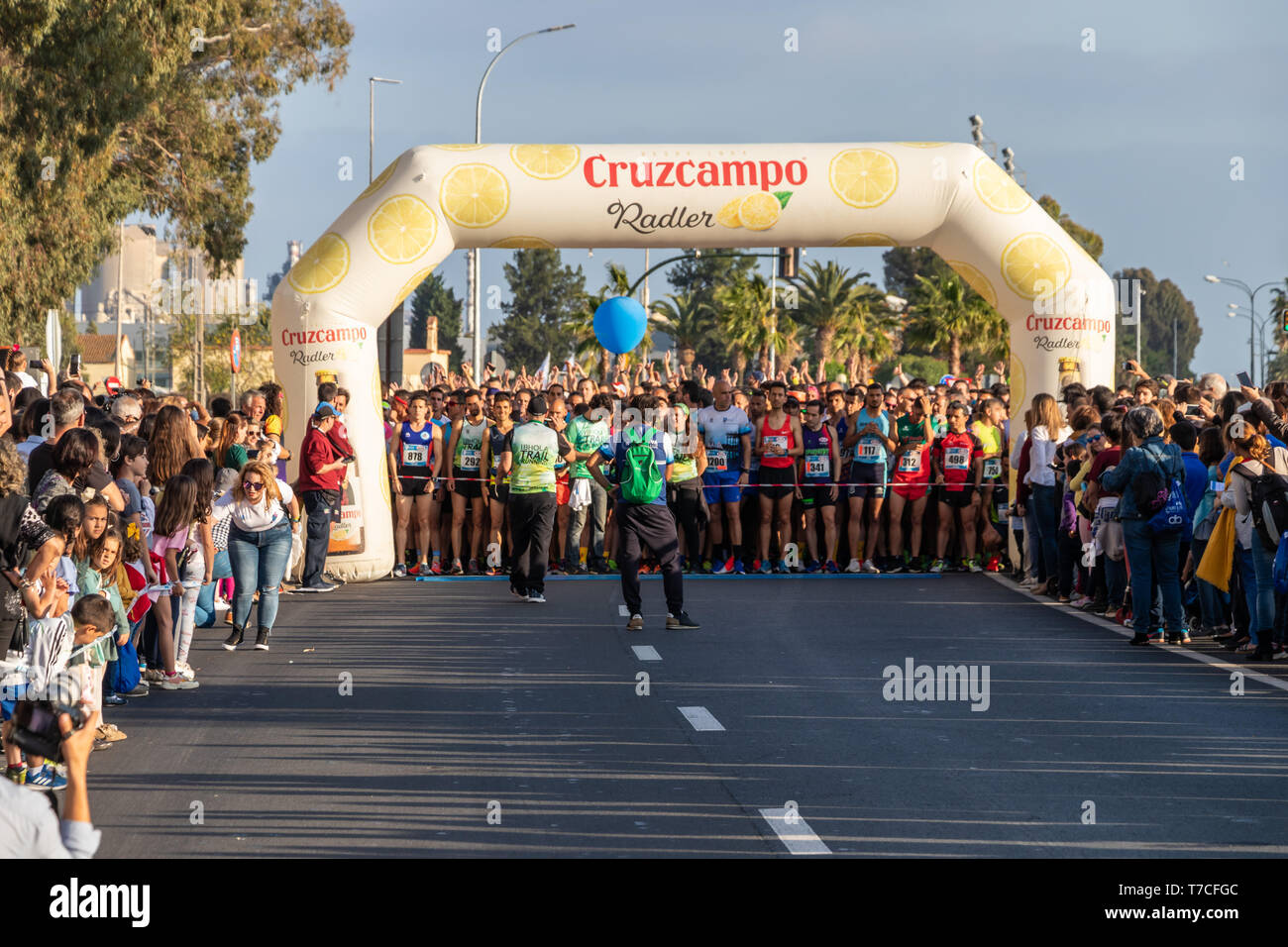 Huelva, España - 4 de mayo de 2019: corredores en el inicio de la 10K de Huelva  solidaria ejecutar en mayo de 2019. Los primeros 10K carrera celebrada en  Huelva Fotografía de stock - Alamy