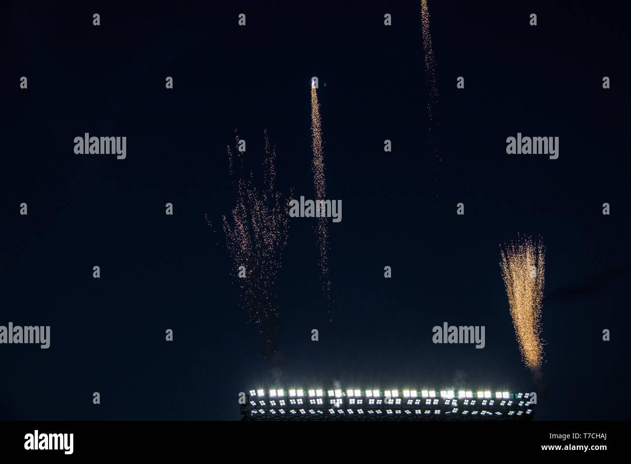 Fuegos artificiales en la noche de apertura del MLB en 2019 Foto de stock