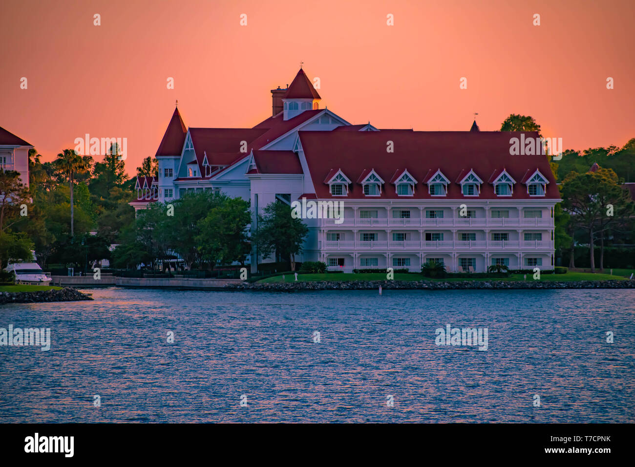 Orlando, Florida. El 23 de abril de 2019. Disney's Grand Floridian Resort & Spa en el hermoso atardecer antecedentes en Walt Disney World (2) Foto de stock