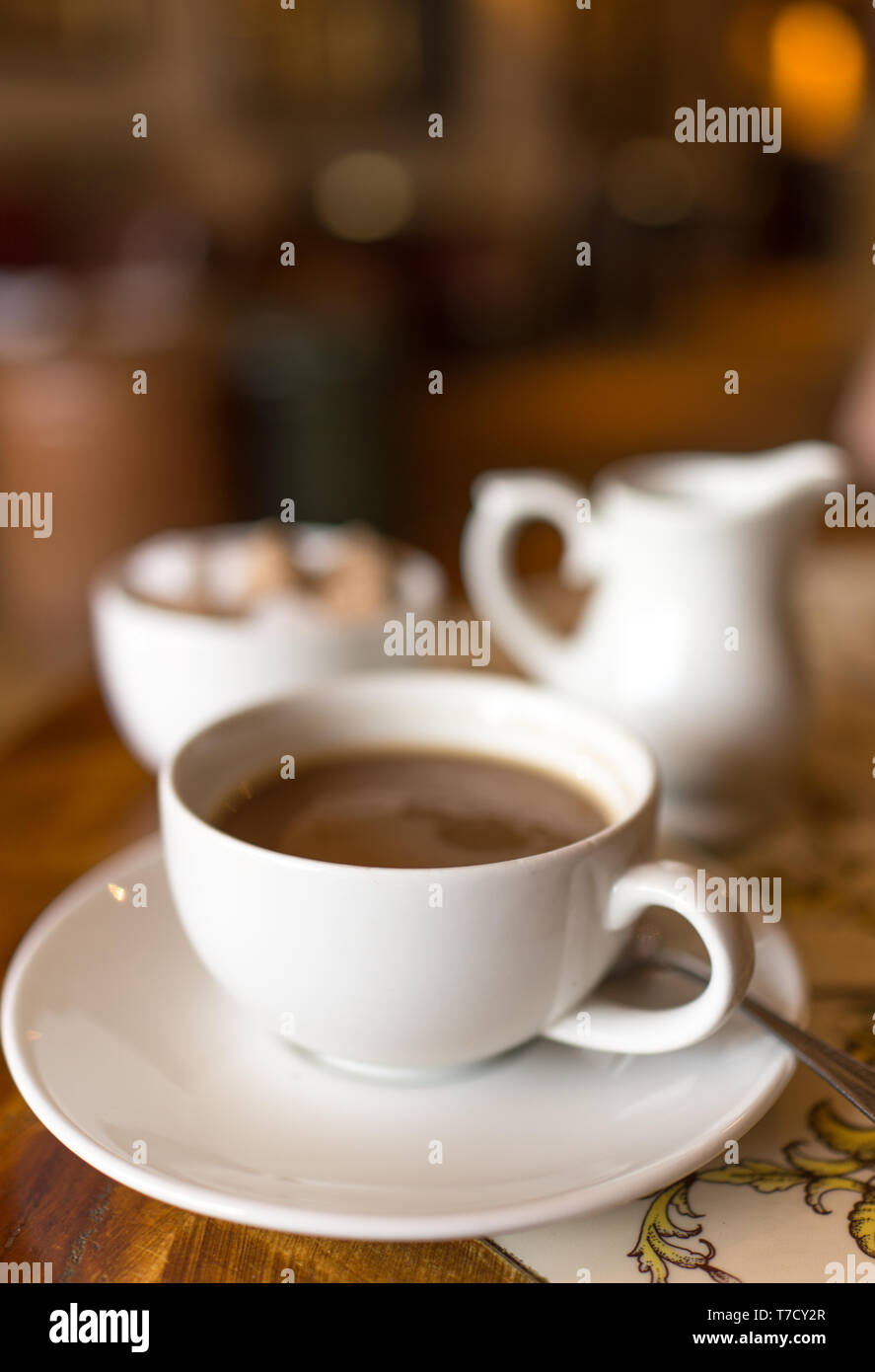 Cafetera metálica, jarra de leche y Sugar Bowl Fotografía de stock - Alamy