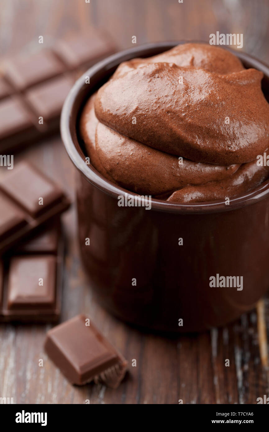 Acercamiento de mousse de chocolate recién hechas, rodeado por el chocolate Foto de stock