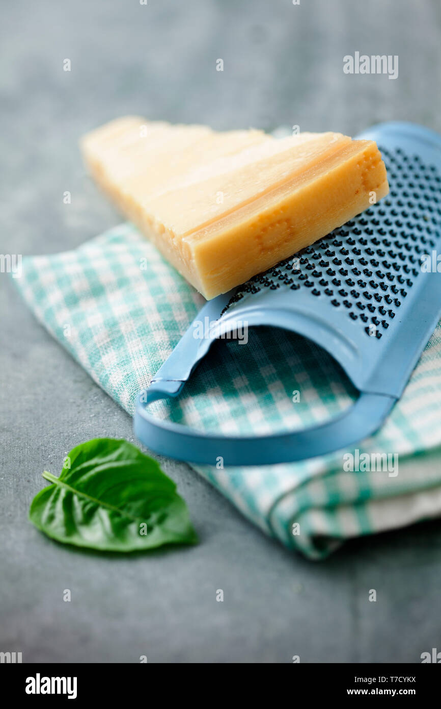Rallador de queso parmesano con frescos Foto de stock
