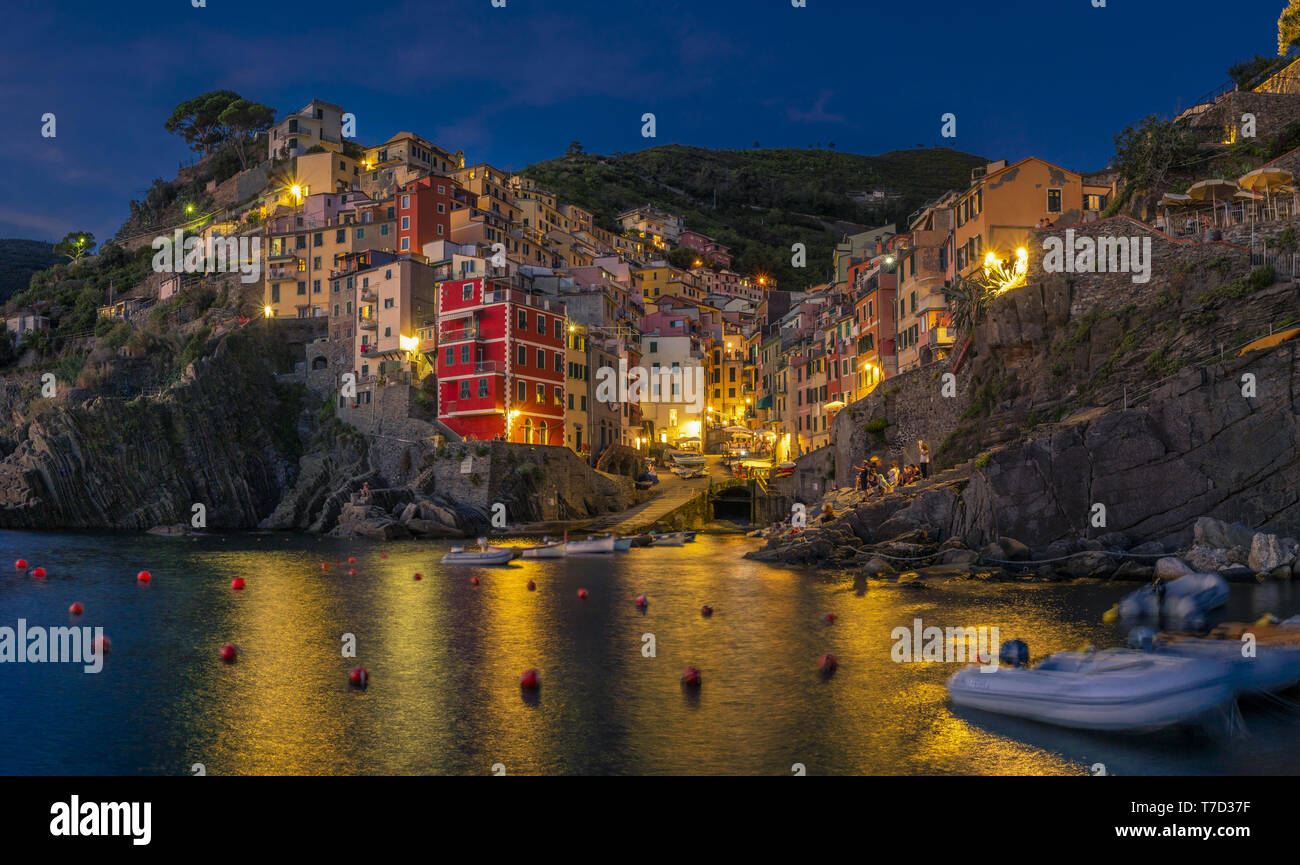 Riomaggiore durante la noche, Cinque Terre, Italia Foto de stock