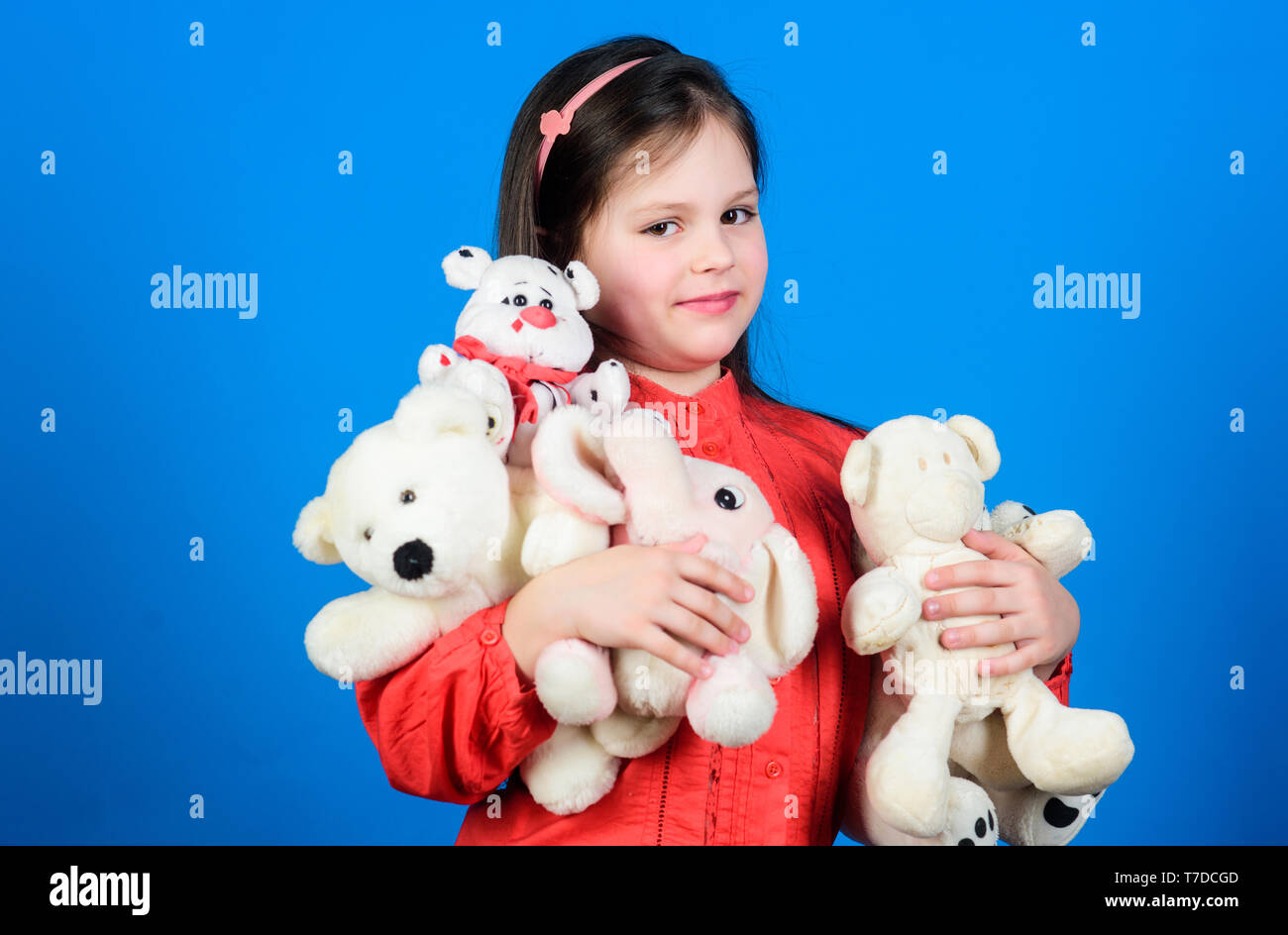 Simplemente relajarse. infancia feliz. Cumpleaños. el niño en casa. abrazar a un oso de peluche. juguetería.